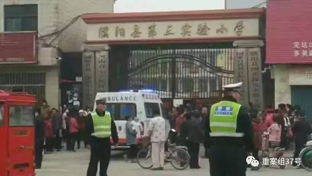 ▲3月22日上午，濮阳县第三实验小学校门口停放有数辆救护车及警车，几名民警正在维持秩序。&nbsp;&nbsp;&nbsp;&nbsp;图片来源\郑州晚报