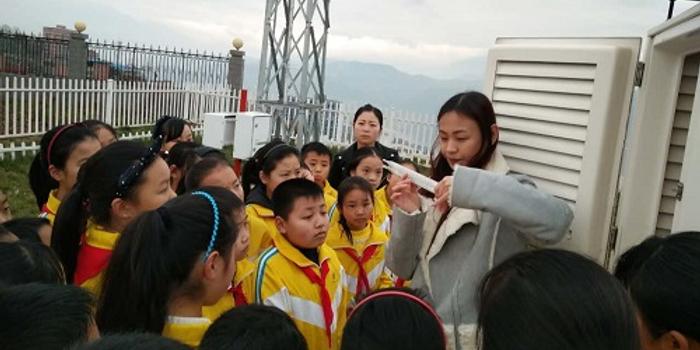 巫山:40余小学生参观气象观测站 科普气象知识