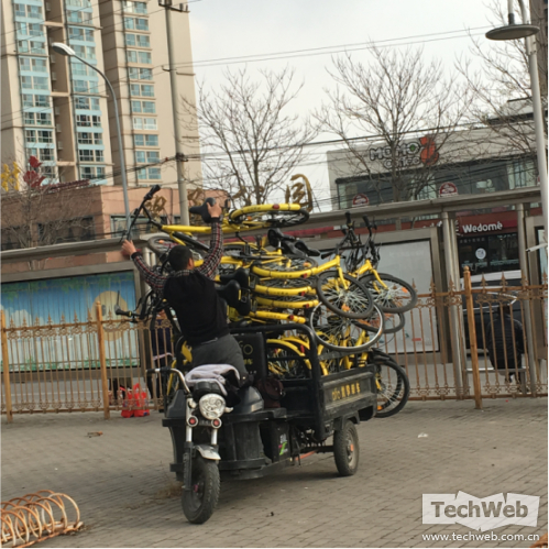 一位运维师傅正在卸下被破坏的单车