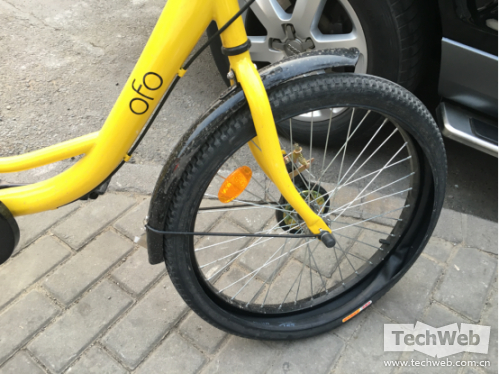 一辆车胎被破坏的小黄车