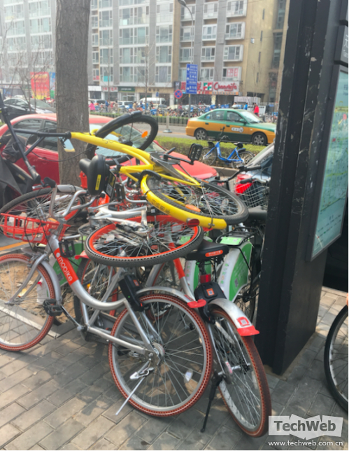 中关村银科大厦楼下被重叠摆放的共享单车