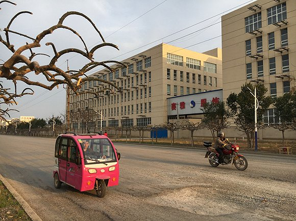 （在冠县工业园区，源大公司与赛雅公司只有一路之隔。摄影：刘向南）