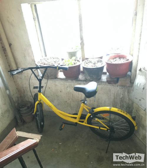 被藏在楼道里公车私用的共享单车