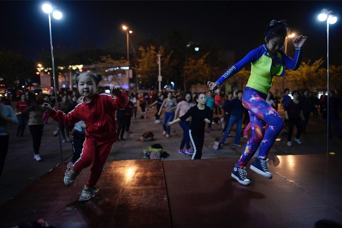 伴随着动感的音乐，5岁半的小静静和洪双双在木台子上为上百市民领跳坝坝舞。