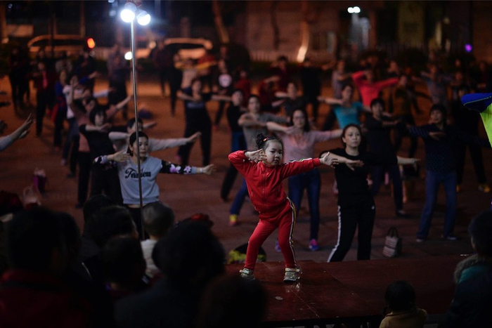舞台上领舞的小静静，举手投足都显得十分认真。