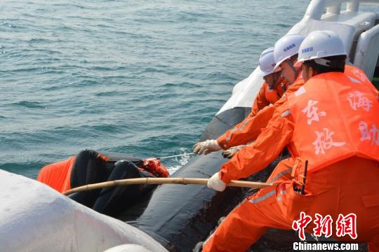 图为搜救人员寻找失踪船员。　李鑫 摄