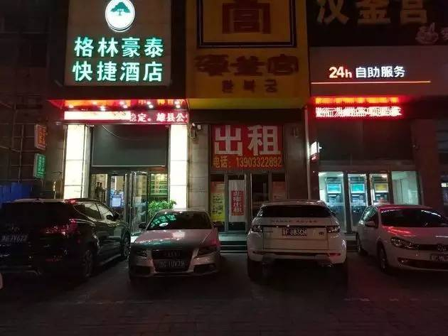  ▲酒店门口停放着多辆豪车（每经记者现场拍摄）