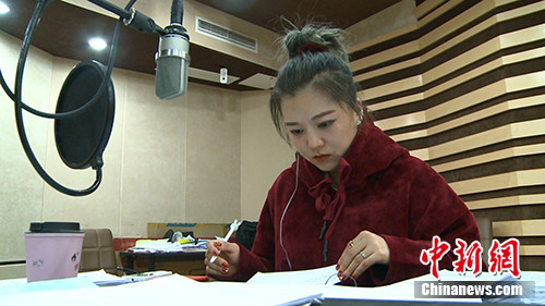 工作中的乔诗语。中新网记者 让宝奎 摄