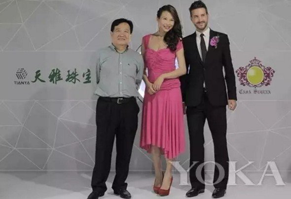 左为天雅集团董事长程文水 图片来自YOKA时尚网