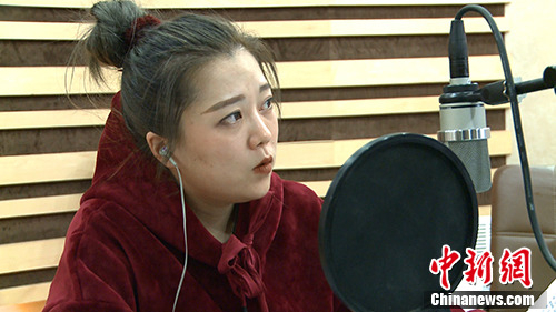 工作中的乔诗语。中新网记者 让宝奎 摄