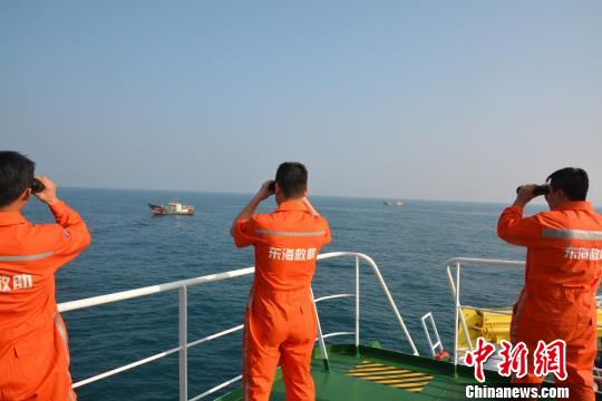 图为搜救人员寻找失踪船员。　李鑫　摄
