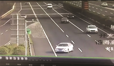 监控拍下这辆车正在倒车。