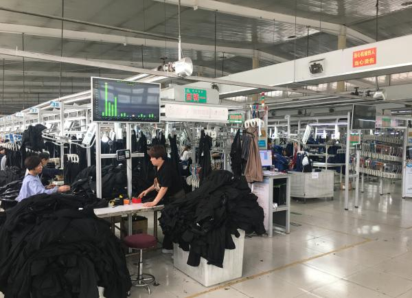 容城县制衣企业车间内景。