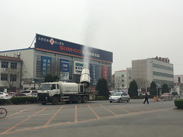 容城县内的多功能抑尘车正在发射水雾。 本文图片 澎湃新闻记者 韩声江 图