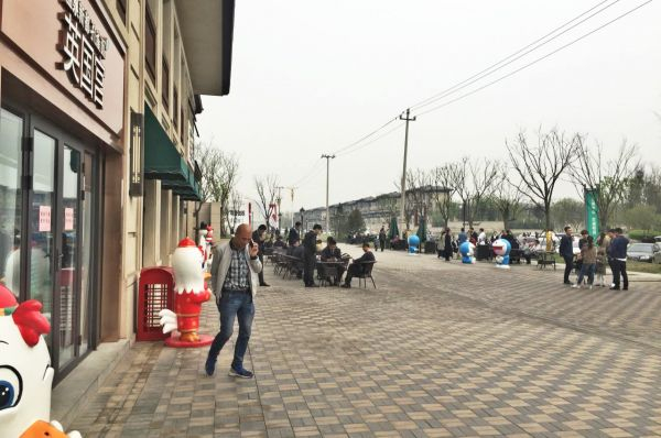 霸州市孔雀城售楼处暂停营业，但购房者仍不肯离去 张雅楠/摄