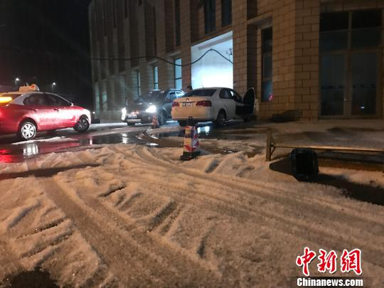 　　4月5日18时至21时，贵州省中西部一线出现雷雨、大风、冰雹等强对流天气。图为冰雹过后，地上白茫茫一片。　黄蕾瑾 摄