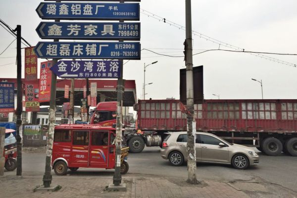 霸州市胜芳镇主干道上货车、私家车和摩的川流不息 张雅楠/摄