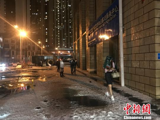 　　4月5日18时至21时，贵州省中西部一线出现雷雨、大风、冰雹等强对流天气。图为冰雹过后，地上白茫茫一片。　黄蕾瑾 摄