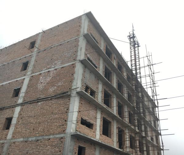 安新县城建设大街，一处春节后叫停的在建楼房。