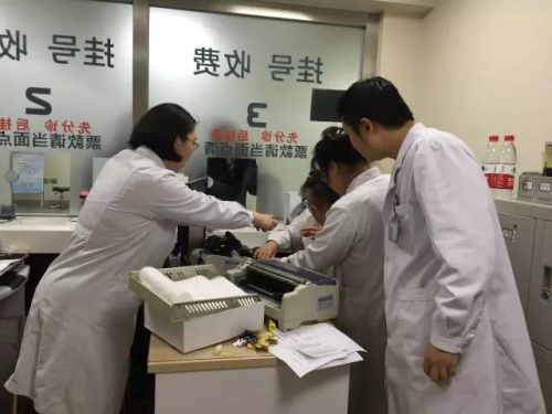 3月30日深夜，在北大医院医改信息系统切换演练过程中，工作人员在忙碌。 来源：北大医院