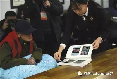 庭审时法官向孙某出示证据。新京报记者王贵彬 摄