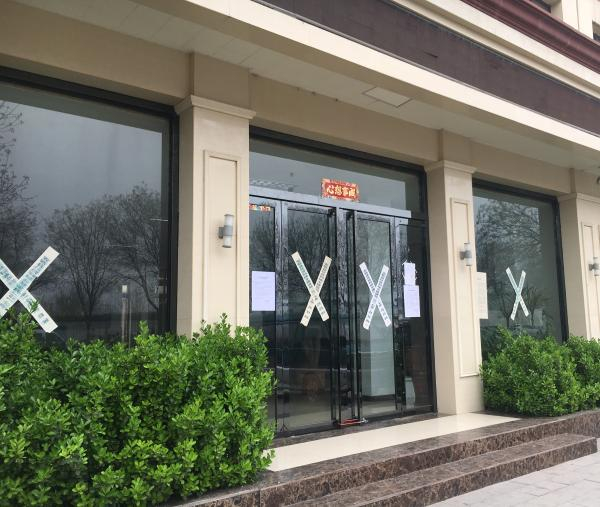 安新县城建设大街，一处于今年2月被查封的售楼中心。