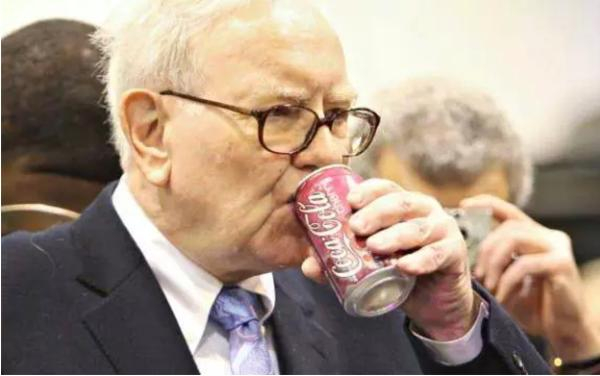 巴菲特在公共场合被拍到喝可口可乐。