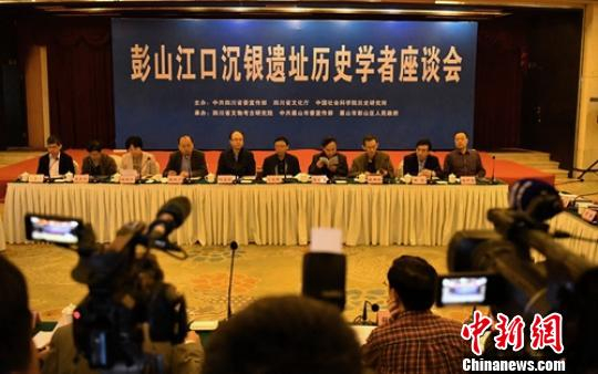 座谈会现场。　刘忠俊　摄