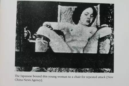 被日军绑在椅子上遭受酷刑的女孩