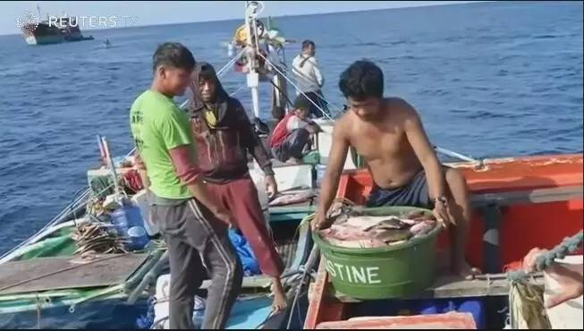 ▲正在捕鱼的菲律宾渔民