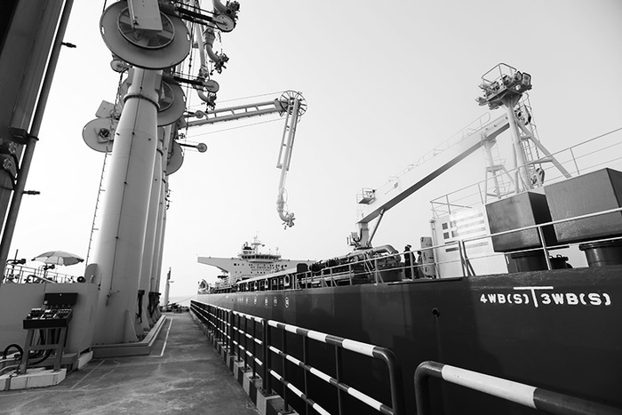 10日，缅甸马德岛港，卸油臂从油轮上卸油。