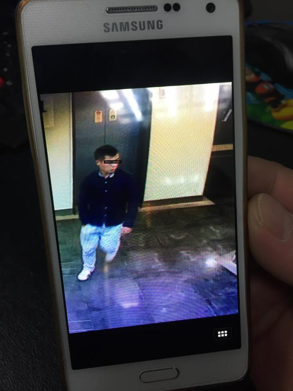 俞某某被小区监控拍下。