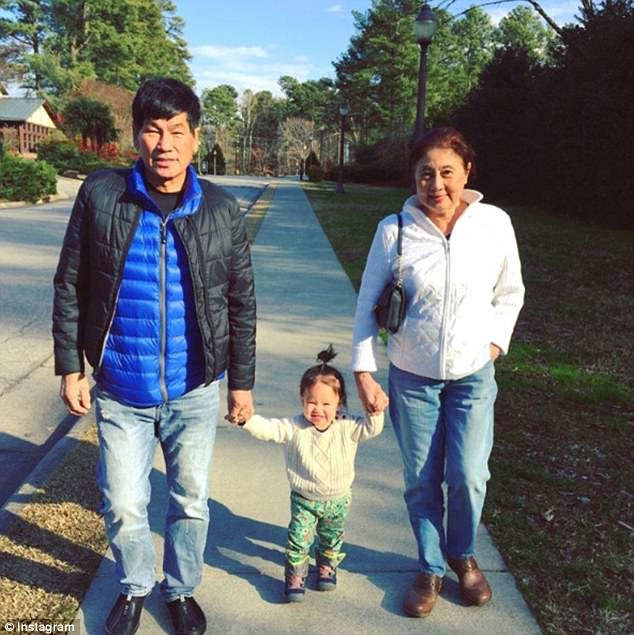 据英国《每日邮报》报道，在美联航航班上遭遇暴力对待的亚裔男子，名叫陶大卫（David Dao．），今年69岁，是美籍越南裔（陶大卫在飞机上自称是华裔），他是一名医生，同时也是一位祖父。图为陶大卫夫妇与孙女合影。