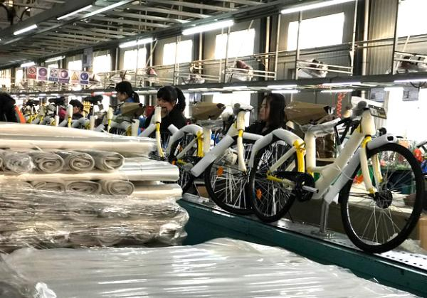 天津飞鸽自行车厂里工人正在紧张地生产共享单车。澎湃新闻记者 张炎良 图