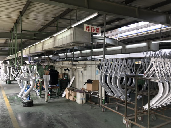 王庆坨镇当地的天津聚友自行车公司是摩拜单车的车架供应商之一。澎湃新闻记者 张炎良 图