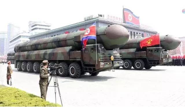 　　神似俄国“白杨”的洲际导弹模型。其载车原来被用来搭载火星-13模型。为了搭载新模型，连车头都大改了。