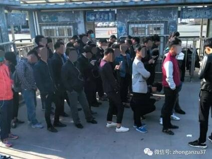 4月13日清晨，地铁新宫站B口外，替考者排队集合，准备出发。