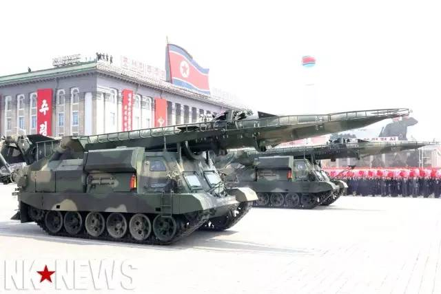 　　首次公开的新型近/中近程导弹。朝鲜有比较成熟的履带底盘制造能力，但似乎不能造大型轮式地盘。制裁禁运后，新型导弹采用了履带底盘。