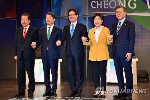 　　资料图：4月13日，韩国主要五党总统候选人在进行首场电视辩论前合影留念。左起依次为自由韩国党洪准杓、国民之党安哲秀、正党刘承旼、正义党沈相奵、共同民主党文在寅。（图片来源：韩联社）