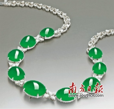 天然翡翠钻石项链。