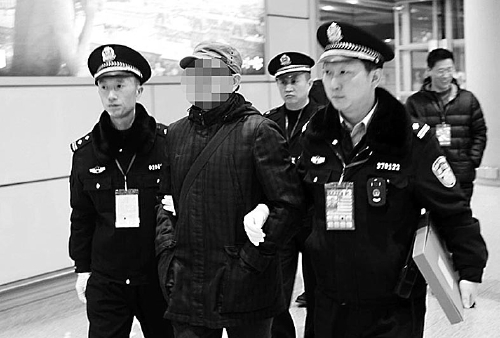  储士林在北京首都国际机场被检察法警与公安干警押解&nbsp;