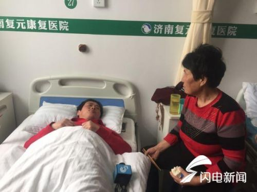 记者在病房见到银丕芝的时候，婆媳二人正在吃饭