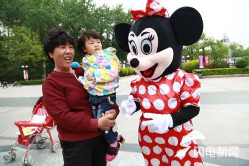 在济南洪家楼广场，天空下起了小雨，来游玩的市民非常少，银丕芝一上午只挣了五十多块钱。