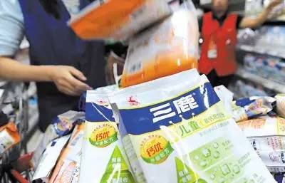 2008年，多名食用三鹿集团所生产奶粉的婴儿被发现患有肾结石，随后这些奶粉被检测出化工原料三聚氰胺，由此引发了国内乳制品行业的一场“地震”。图|网络
