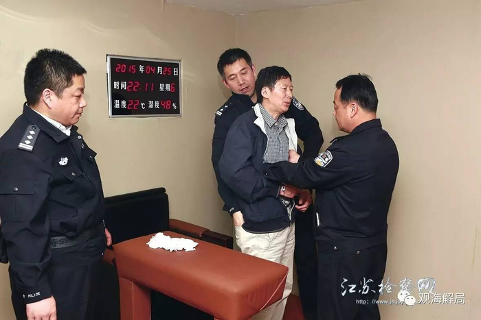 （首个落网的红通戴学民接受例行检查）