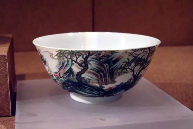 清乾隆珐琅彩山水纹碗