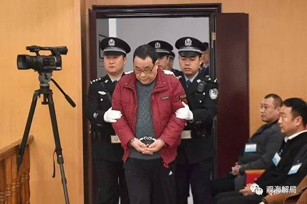 （李华波被带入法庭）