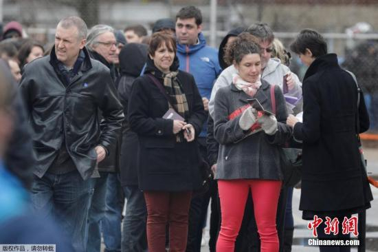 当地时间2017年4月22日，加拿大蒙特利尔，海外法国公民参加法国大选第一轮投票。