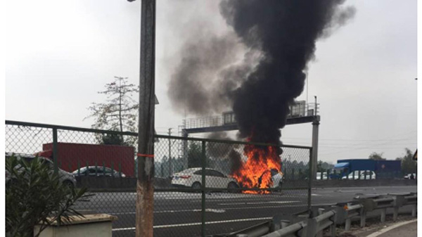  车辆起火爆炸现场