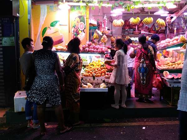 每天晚上，宝汉直街的水果店都是非洲妇女的常去之地。